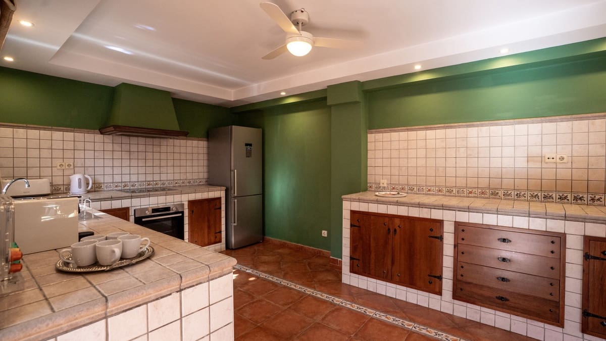 4 bedroom Villa for sale in Nueva Andalucia with pool - € 1,395,000 (Ref: 9705048)