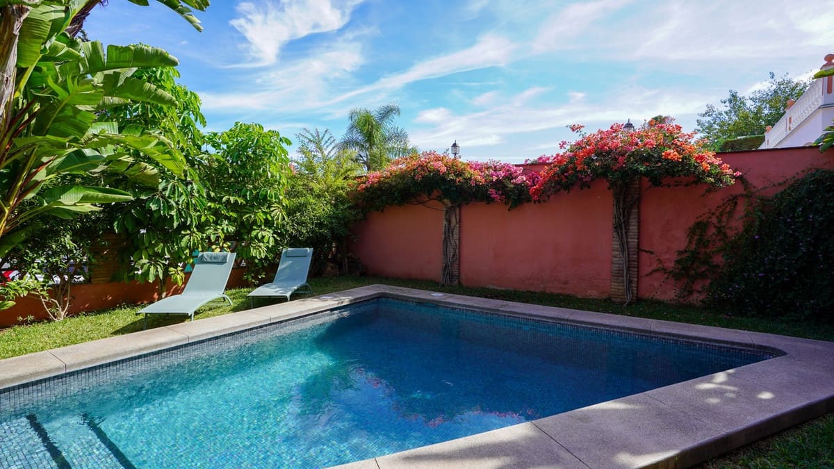 4 bedroom Villa for sale in Nueva Andalucia with pool - € 1,395,000 (Ref: 9705048)