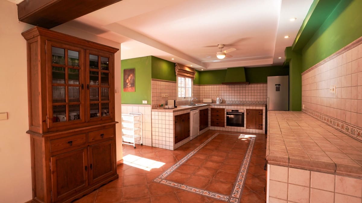 4 bedroom Villa for sale in Nueva Andalucia with pool - € 1,395,000 (Ref: 9705048)