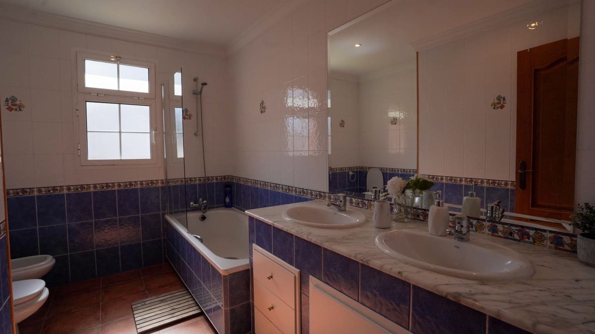 4 bedroom Villa for sale in Nueva Andalucia with pool - € 1,395,000 (Ref: 9705048)