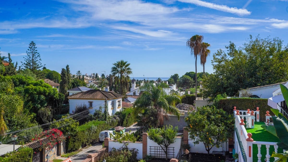 4 bedroom Villa for sale in Nueva Andalucia with pool - € 1,395,000 (Ref: 9705048)