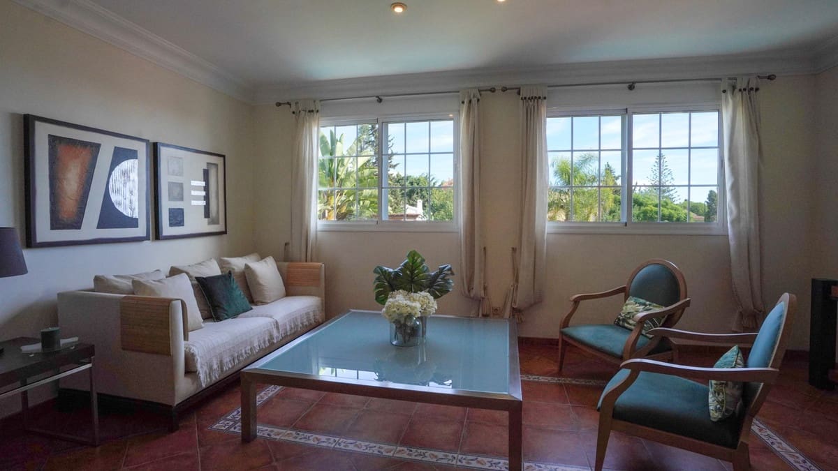 4 bedroom Villa for sale in Nueva Andalucia with pool - € 1,395,000 (Ref: 9705048)