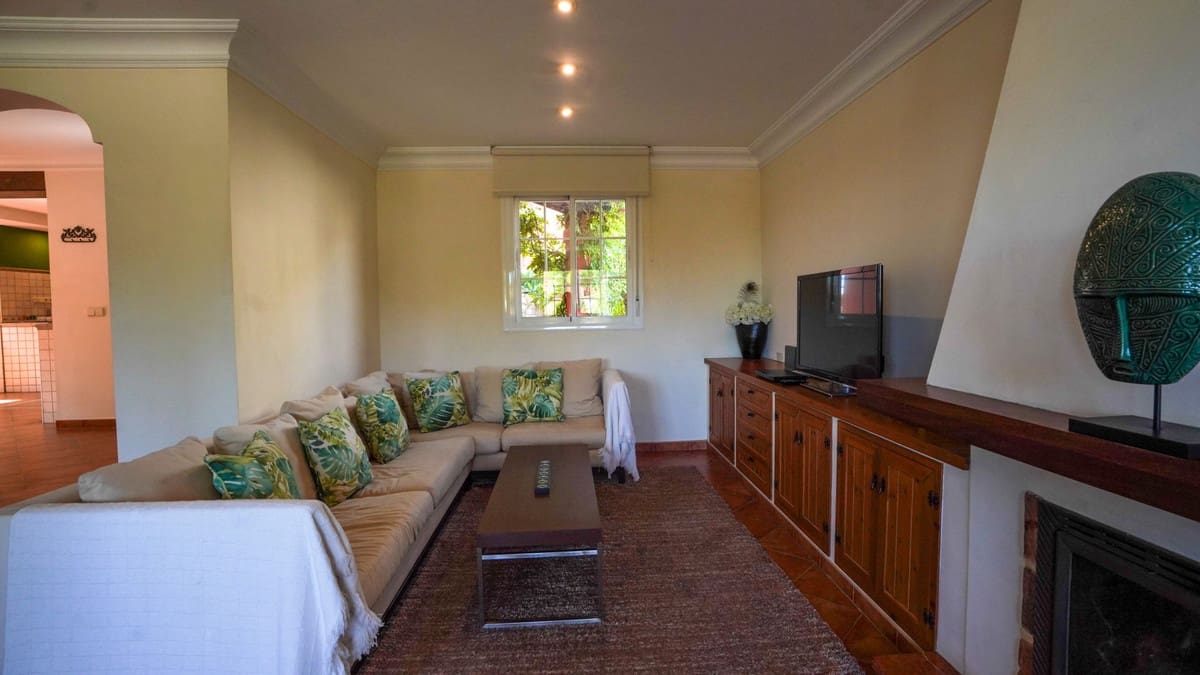 4 bedroom Villa for sale in Nueva Andalucia with pool - € 1,395,000 (Ref: 9705048)