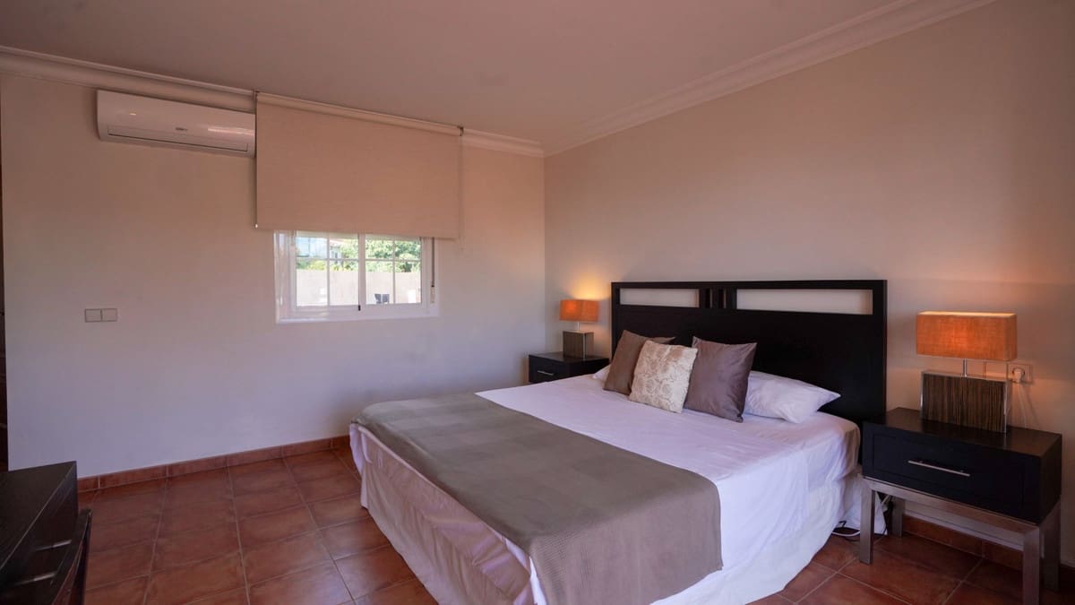 4 bedroom Villa for sale in Nueva Andalucia with pool - € 1,395,000 (Ref: 9705048)