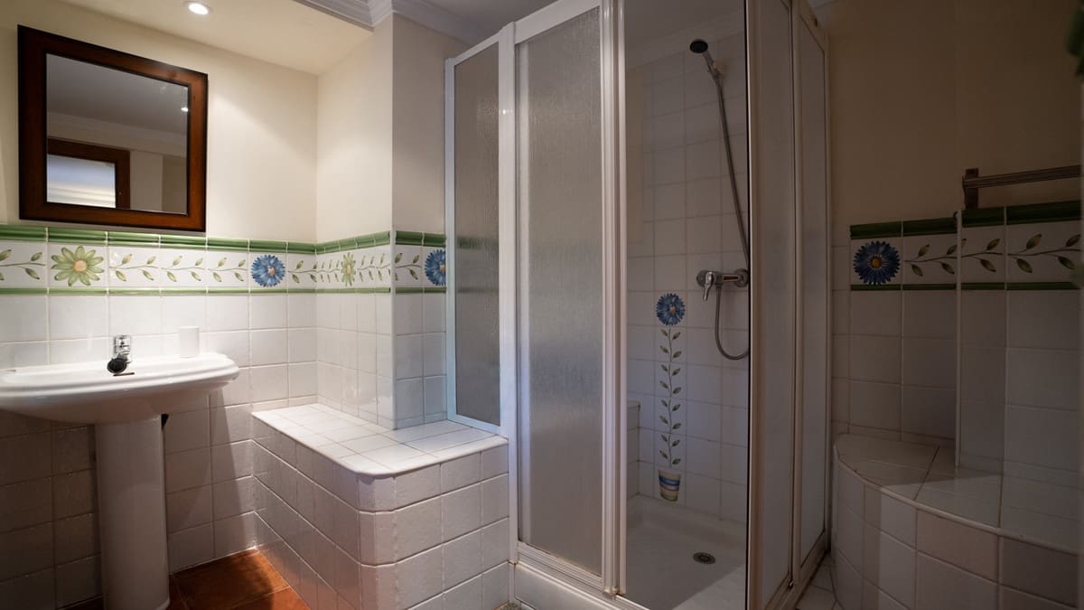 4 bedroom Villa for sale in Nueva Andalucia with pool - € 1,395,000 (Ref: 9705048)