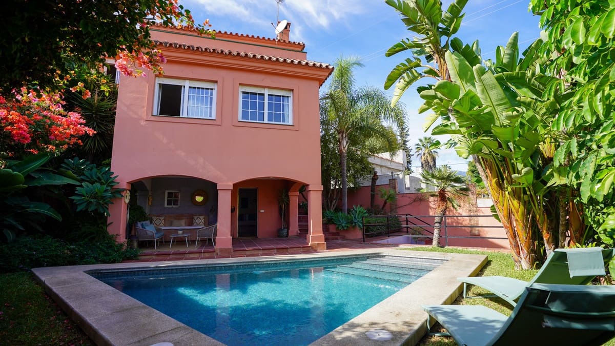 4 bedroom Villa for sale in Nueva Andalucia with pool - € 1,395,000 (Ref: 9705048)