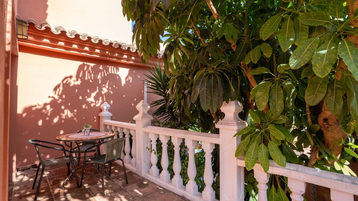 4 bedroom Villa for sale in Nueva Andalucia with pool - € 1,395,000 (Ref: 9705048)