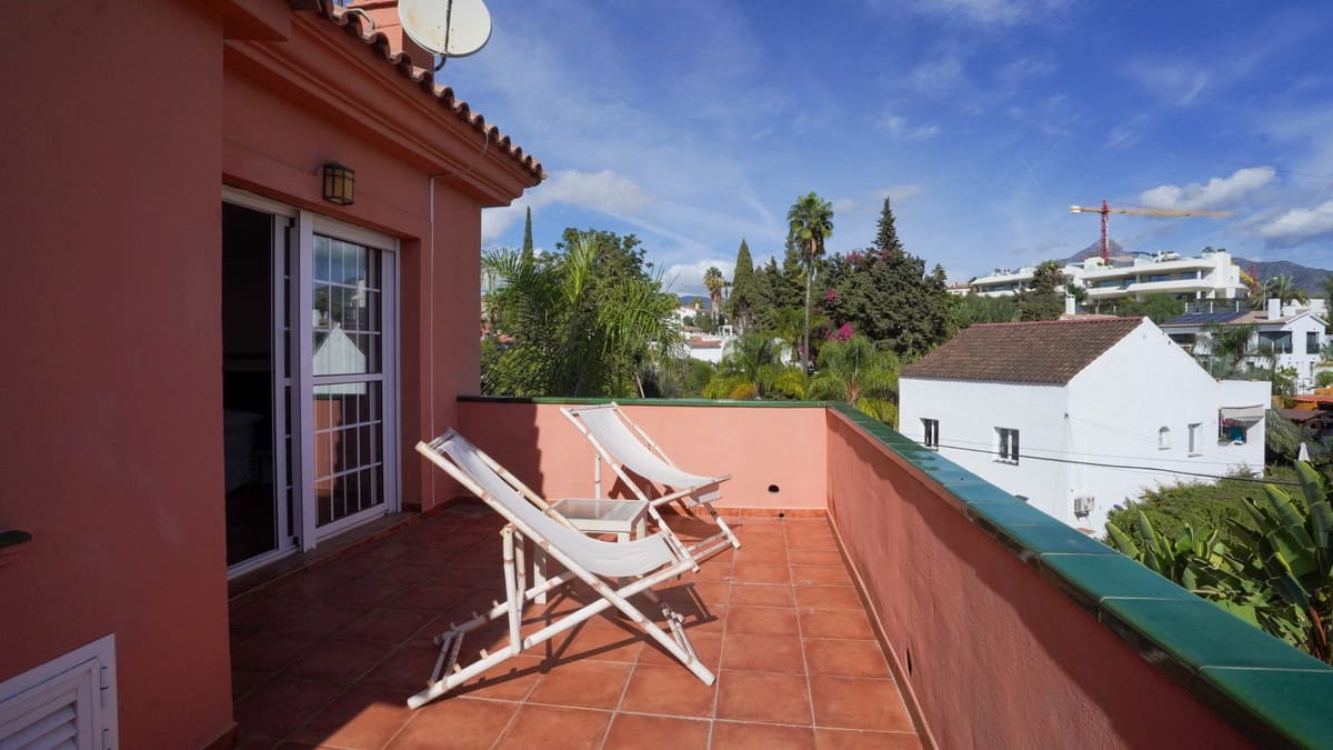 4 bedroom Villa for sale in Nueva Andalucia with pool - € 1,395,000 (Ref: 9705048)