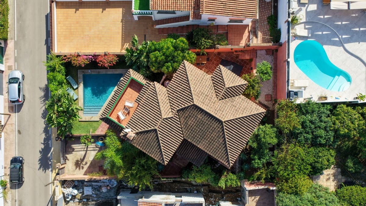 4 bedroom Villa for sale in Nueva Andalucia with pool - € 1,395,000 (Ref: 9705048)