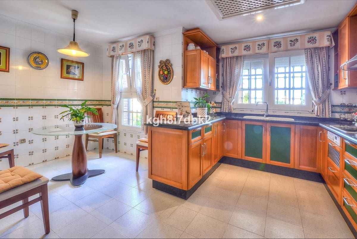 10 makuuhuone Huvila myytävänä paikassa Benalmadena mukana uima-altaan 
autotalli - 1 450 000 € (Ref: 9705051)