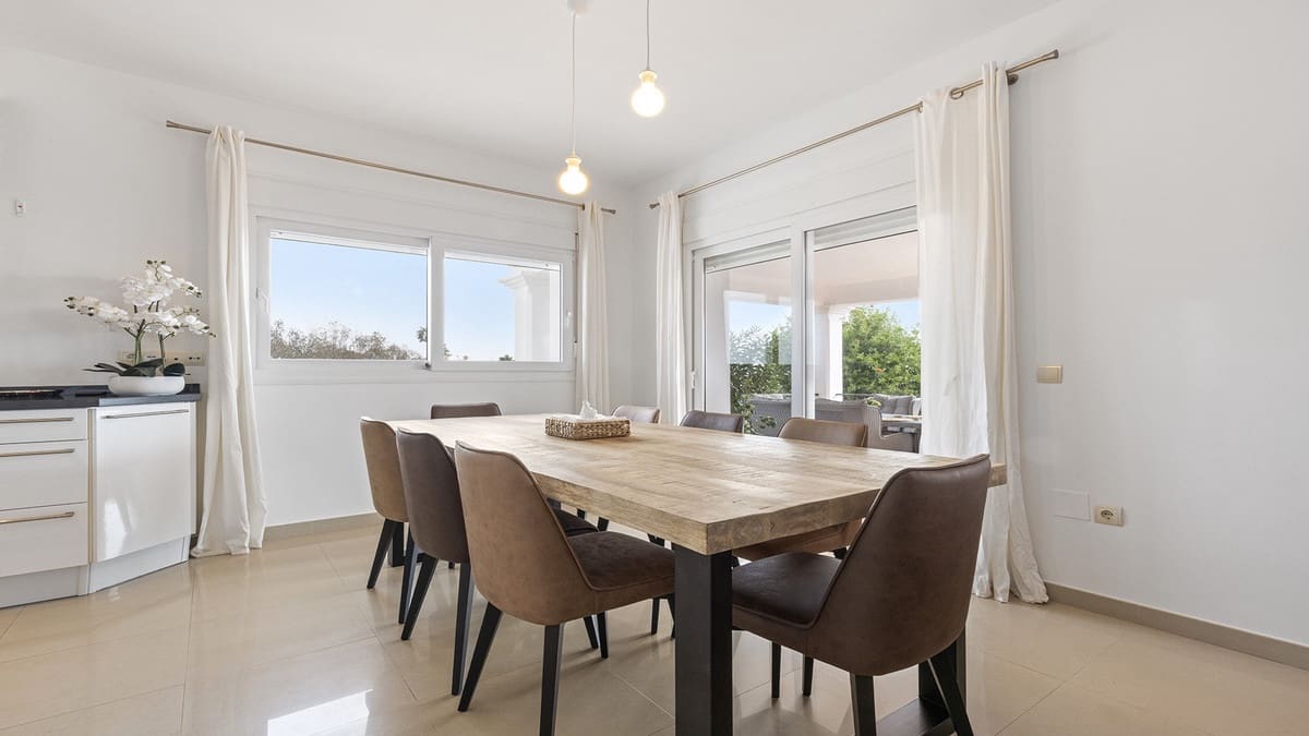 4 bedroom Villa for sale in Manilva with pool - € 1,450,000 (Ref: 9705052)