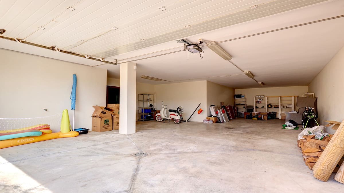 4 bedroom Villa for sale in Manilva with pool - € 1,450,000 (Ref: 9705052)