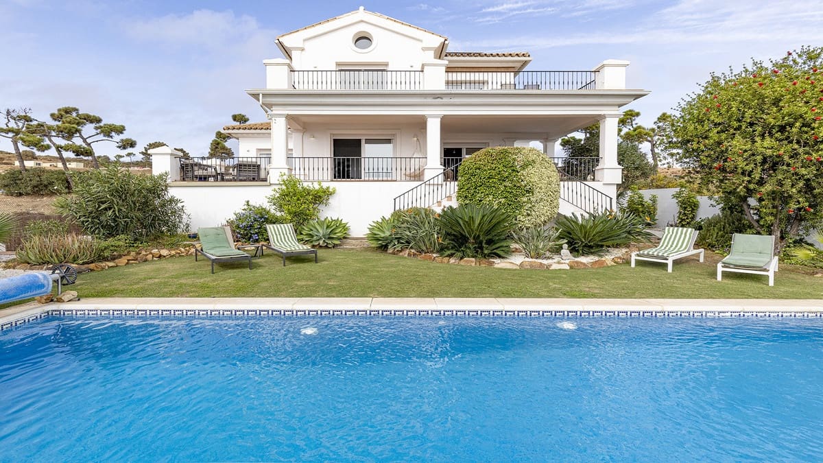 4 bedroom Villa for sale in Manilva with pool - € 1,450,000 (Ref: 9705052)