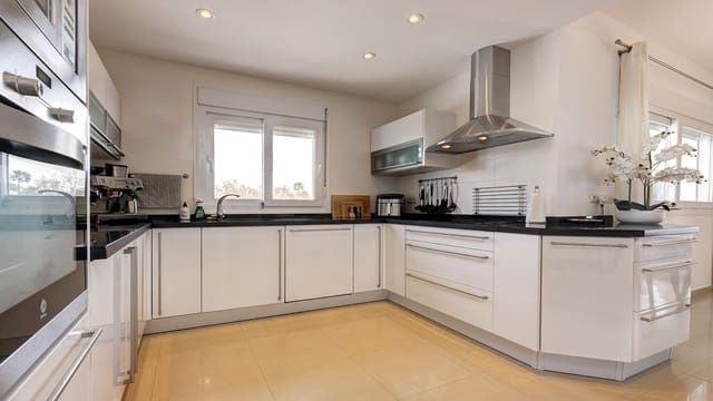 4 bedroom Villa for sale in Manilva Pueblo, Manilva with pool - € 1,450,000 (Ref: 9705052)
