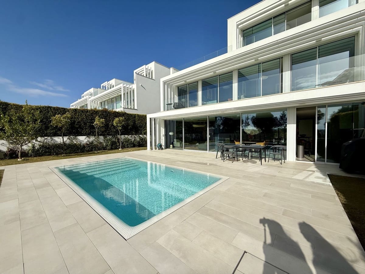 5 soveværelse Semi-Rækkehus til salg i Sotogrande med swimmingpool garage - € 1.450.000 (Ref: 9705053)