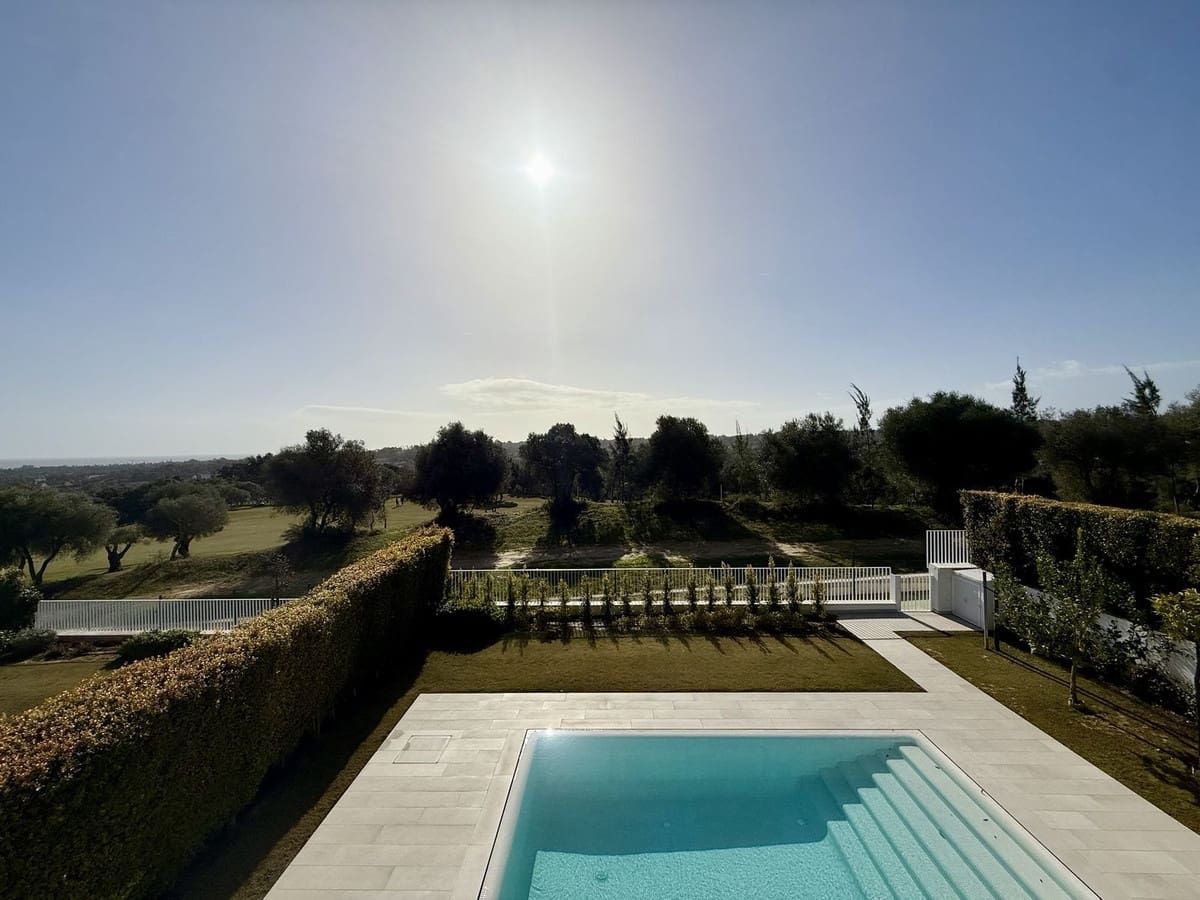 5 soveværelse Semi-Rækkehus til salg i Sotogrande med swimmingpool garage - € 1.450.000 (Ref: 9705053)