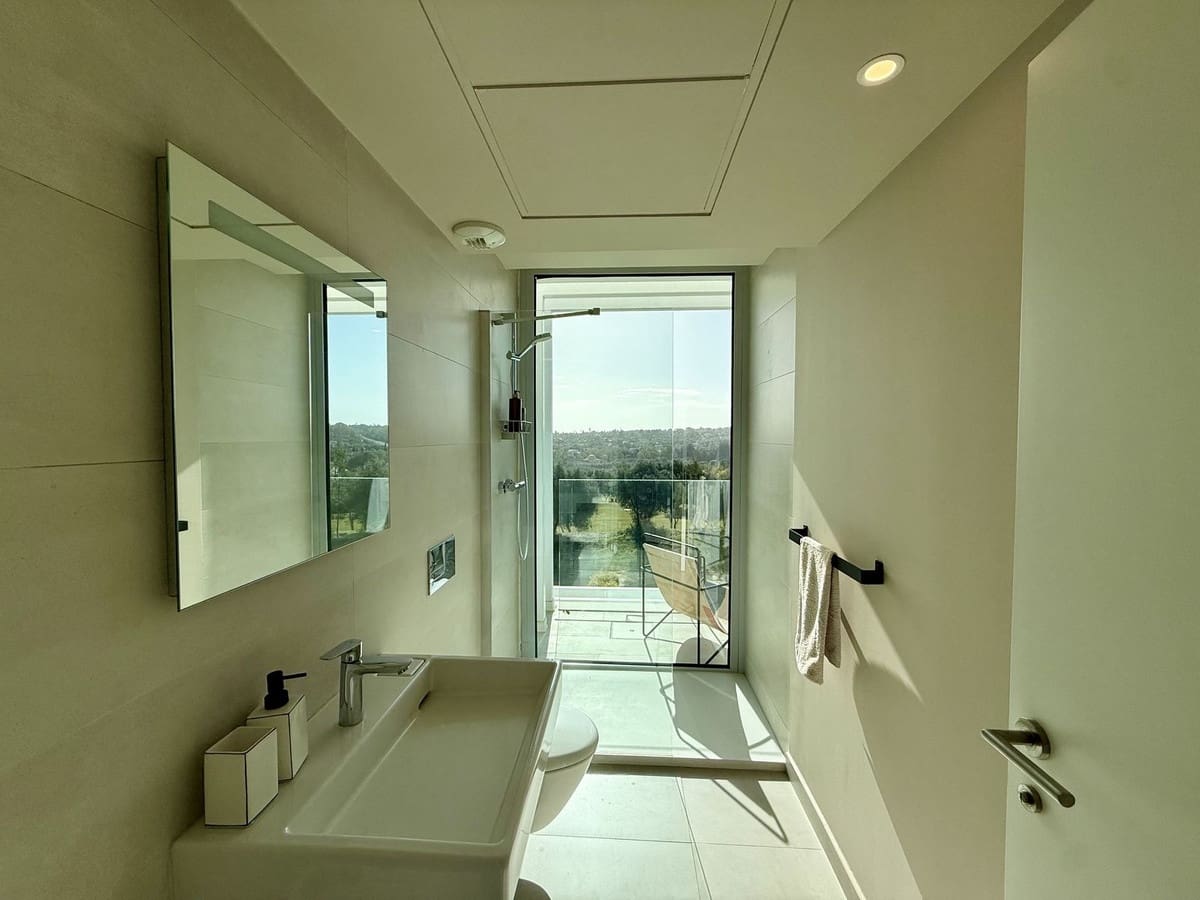 5 soveværelse Semi-Rækkehus til salg i Sotogrande med swimmingpool garage - € 1.450.000 (Ref: 9705053)