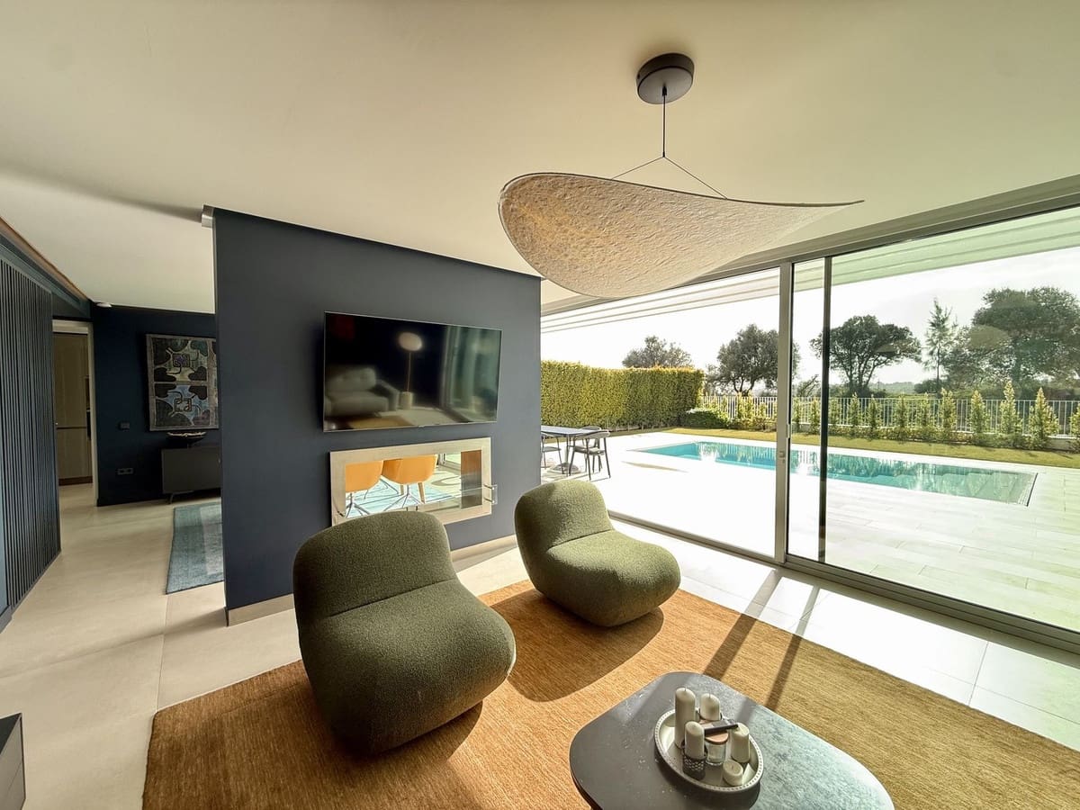 5 bedroom Semi-detached Villa for sale in Sotogrande with pool garage - € 1,450,000 (Ref: 9705053)