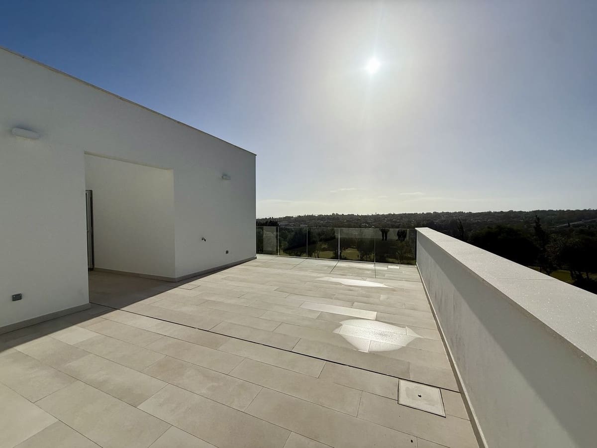 5 bedroom Semi-detached Villa for sale in Sotogrande with pool garage - € 1,450,000 (Ref: 9705053)