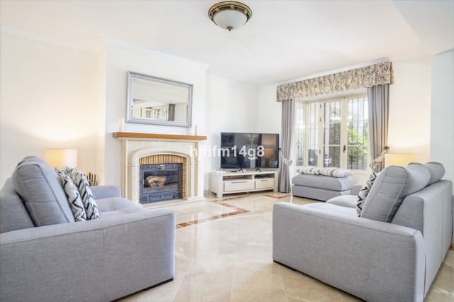 3 makuuhuone Omakotitalo myytävänä paikassa La Dama de Noche - La Alzambra, Marbella mukana uima-altaan - 1 475 000 € (Ref: 9705056)