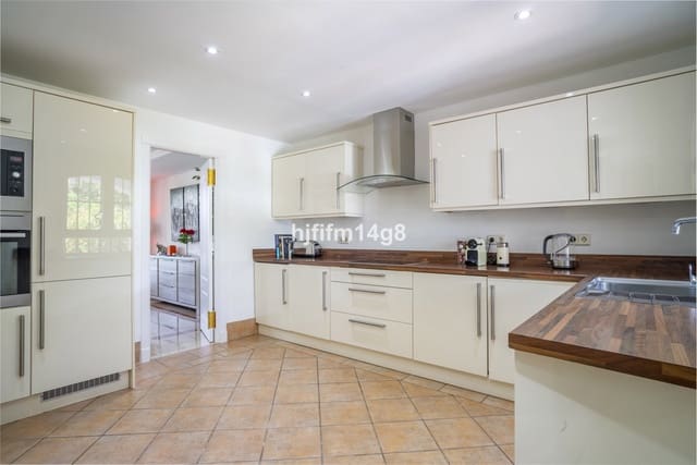 3 makuuhuone Omakotitalo myytävänä paikassa La Dama de Noche - La Alzambra, Marbella mukana uima-altaan - 1 475 000 € (Ref: 9705056)