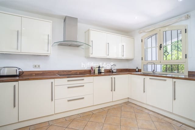 3 makuuhuone Omakotitalo myytävänä paikassa La Dama de Noche - La Alzambra, Marbella mukana uima-altaan - 1 475 000 € (Ref: 9705056)