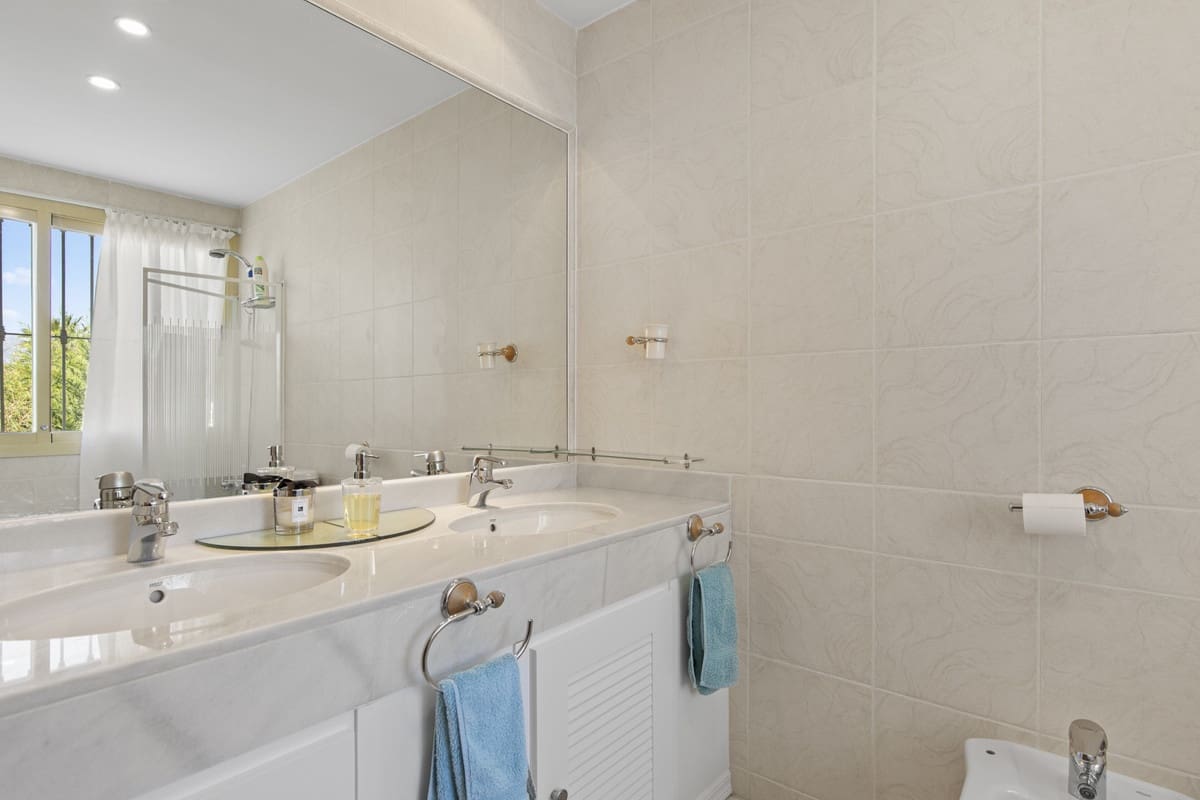 3 soveværelse Villa til salg i Benahavis med swimmingpool - € 1.495.000 (Ref: 9705057)