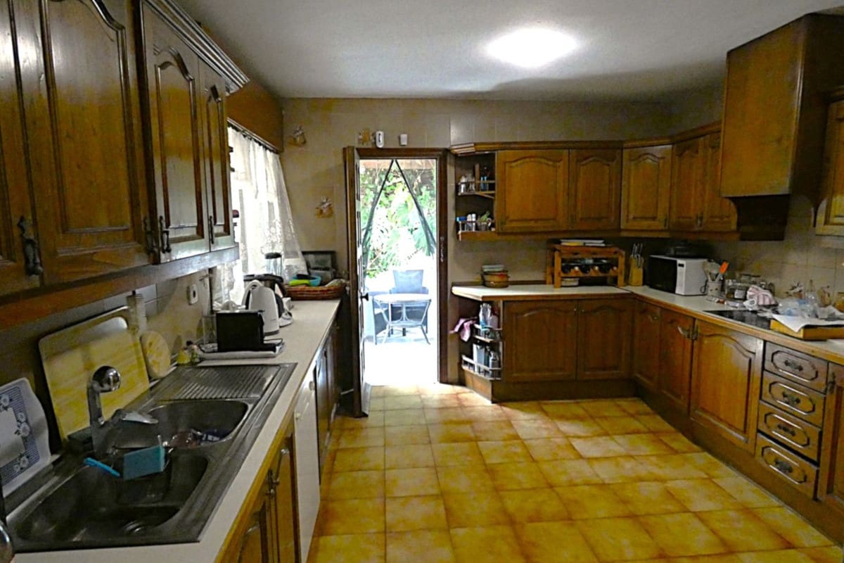 5 sovrum Villa till salu i Marbella med pool - 1 550 000 € (Ref: 9705061)