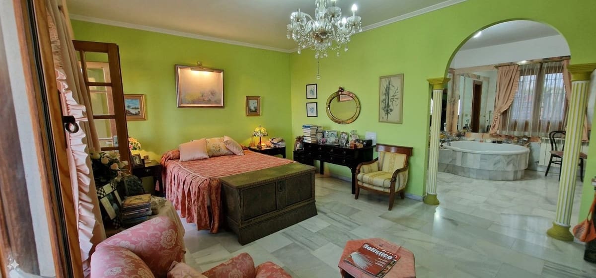 7 Zimmer Villa zu verkaufen in Malaga Stadt mit Pool - 1.555.000 € (Ref: 9705063)