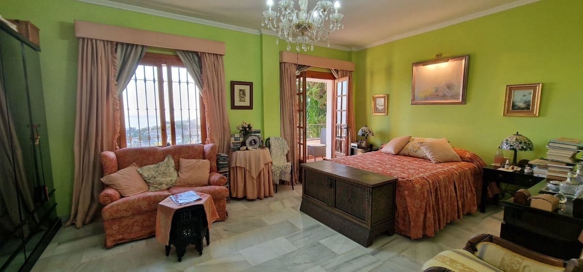 7 Zimmer Villa zu verkaufen in Malaga Stadt mit Pool - 1.555.000 € (Ref: 9705063)