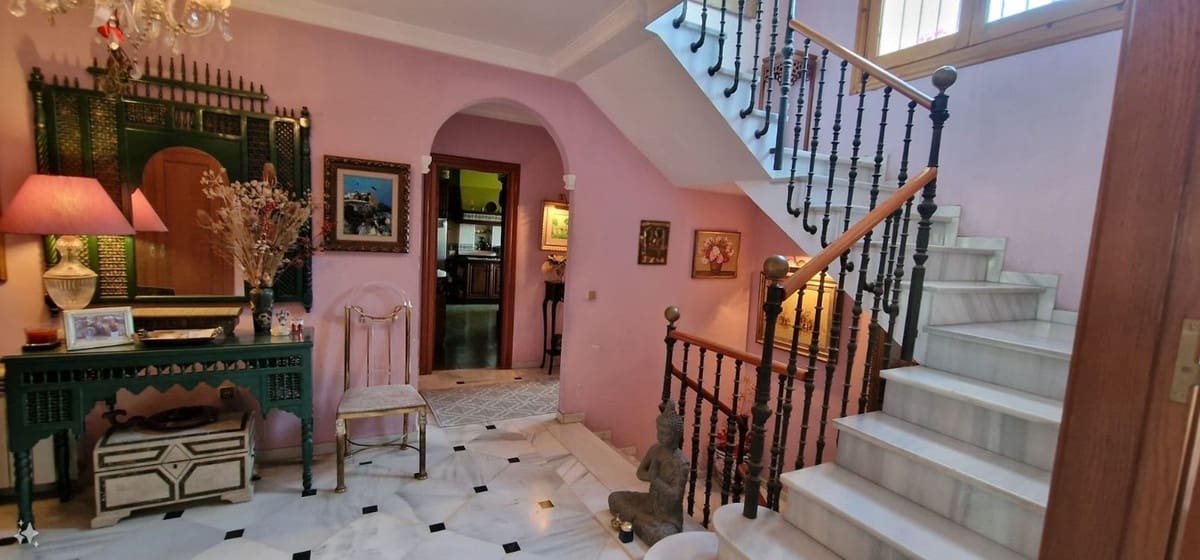 7 Zimmer Villa zu verkaufen in Malaga Stadt mit Pool - 1.555.000 € (Ref: 9705063)