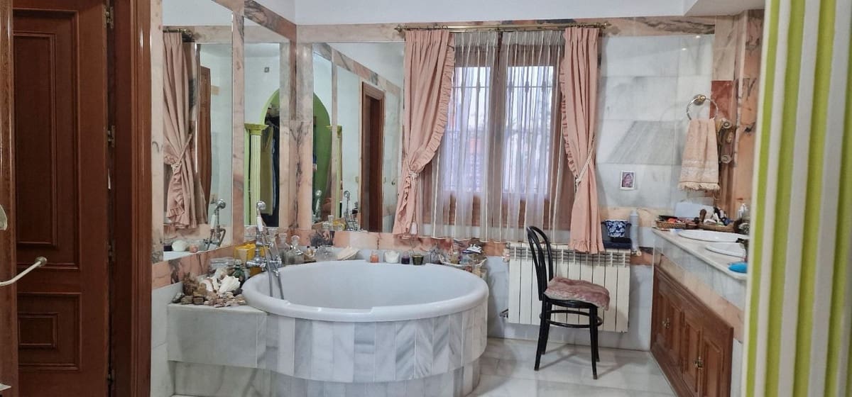 7 Zimmer Villa zu verkaufen in Malaga Stadt mit Pool - 1.555.000 € (Ref: 9705063)