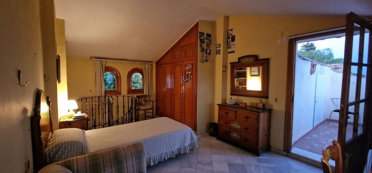 7 Zimmer Villa zu verkaufen in Malaga Stadt mit Pool - 1.555.000 € (Ref: 9705063)