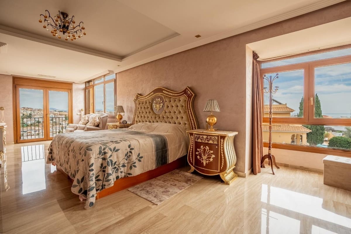 5 sypialnia Willa na sprzedaż w Benalmadena Costa z basenem garażem - 1 575 000 € (Ref: 9705065)