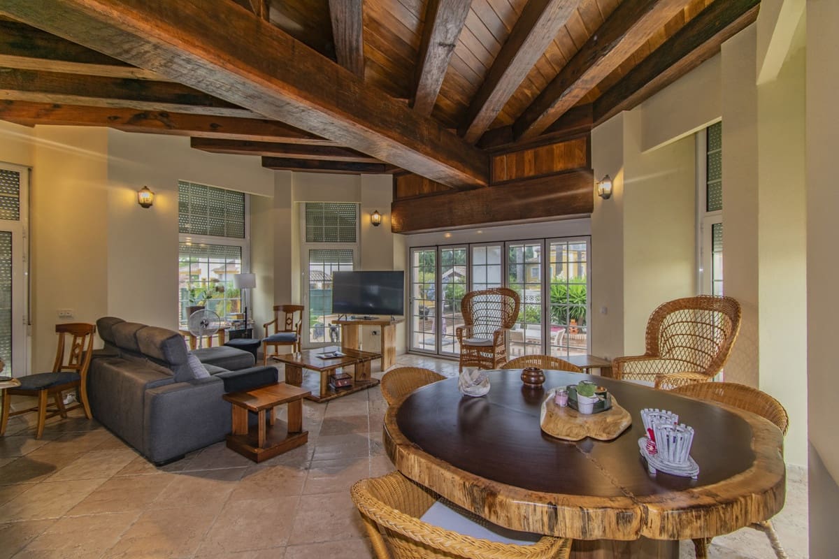 Chalet de 4 habitaciones en San Pedro de Alcantara en venta - 1.595.000 € (Ref: 9705069)