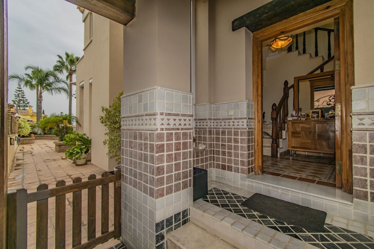 Chalet de 4 habitaciones en San Pedro de Alcantara en venta - 1.595.000 € (Ref: 9705069)
