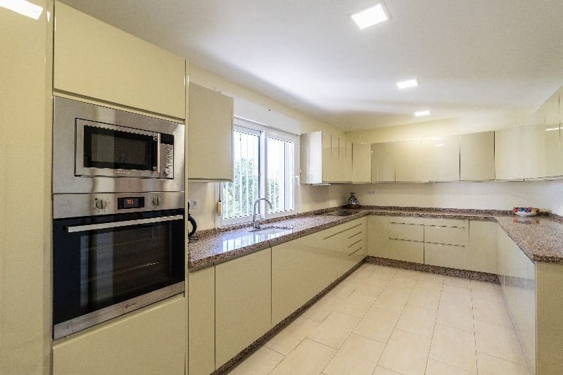 3 bedroom Villa for sale in Marbesa with pool garage - € 1,595,000 (Ref: 9705070)