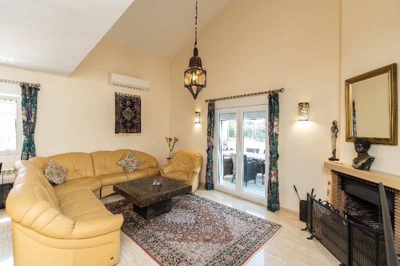 3 bedroom Villa for sale in Marbesa with pool garage - € 1,595,000 (Ref: 9705070)