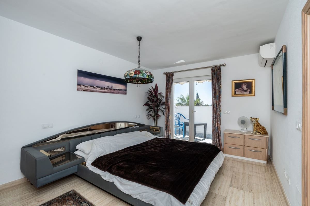 3 bedroom Villa for sale in Marbesa with pool garage - € 1,595,000 (Ref: 9705070)