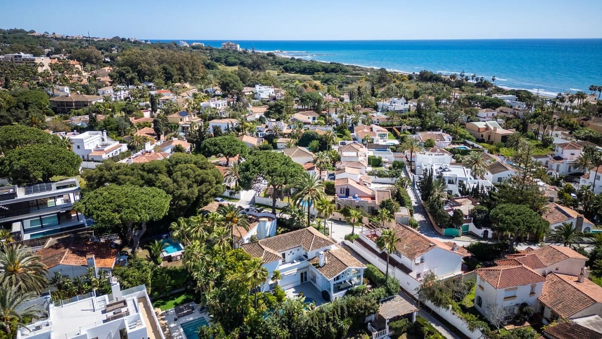 3 bedroom Villa for sale in Marbesa with pool garage - € 1,595,000 (Ref: 9705070)