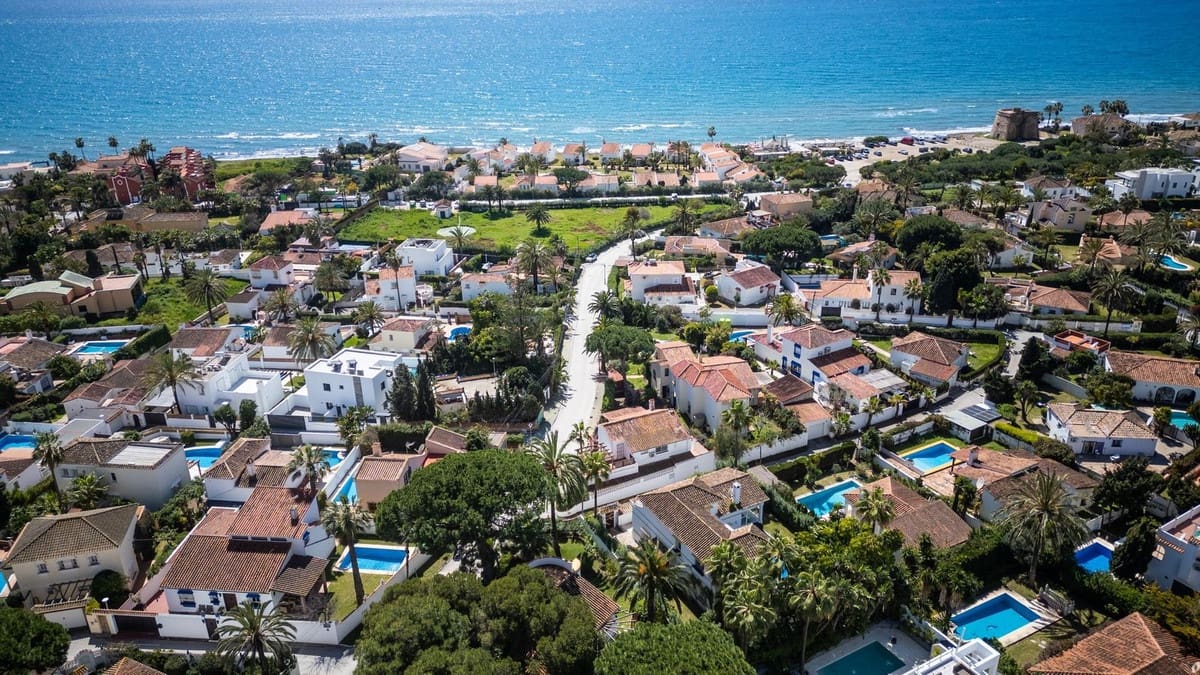 3 bedroom Villa for sale in Marbesa with pool garage - € 1,595,000 (Ref: 9705070)