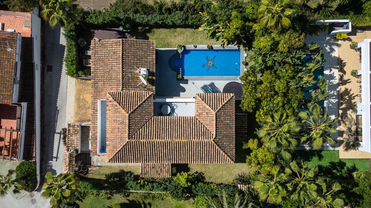 3 bedroom Villa for sale in Marbesa with pool garage - € 1,595,000 (Ref: 9705070)
