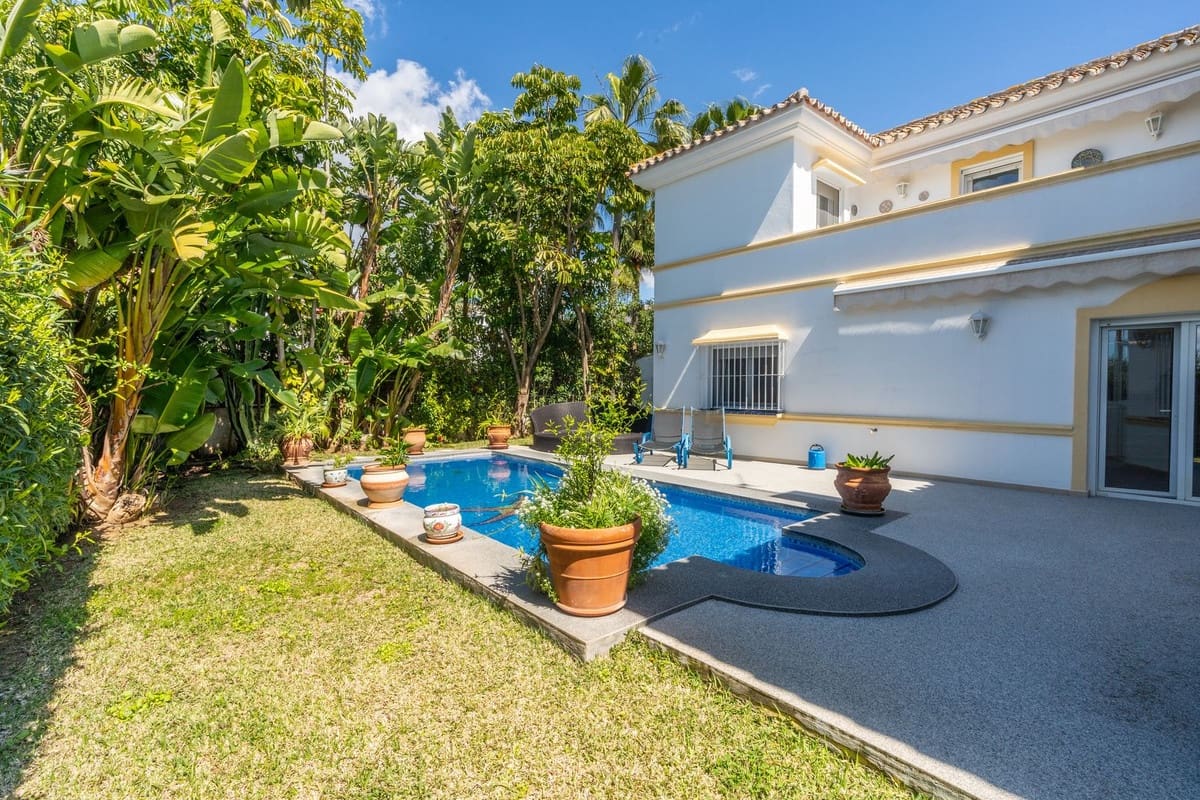 3 bedroom Villa for sale in Marbesa with pool garage - € 1,595,000 (Ref: 9705070)