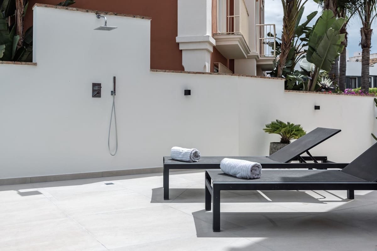 4 soveværelse Semi-Rækkehus til salg i San Pedro de Alcantara med swimmingpool - € 1.595.000 (Ref: 9705071)