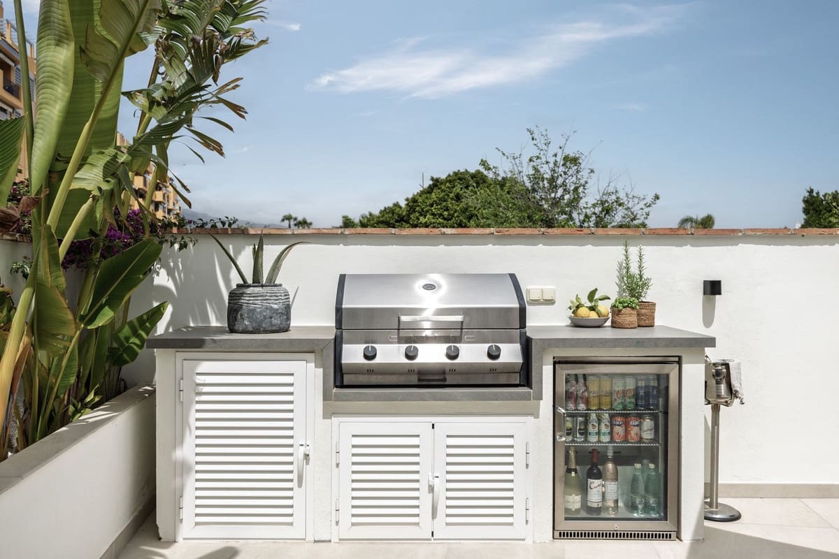 4 soveværelse Semi-Rækkehus til salg i San Pedro de Alcantara med swimmingpool - € 1.595.000 (Ref: 9705071)