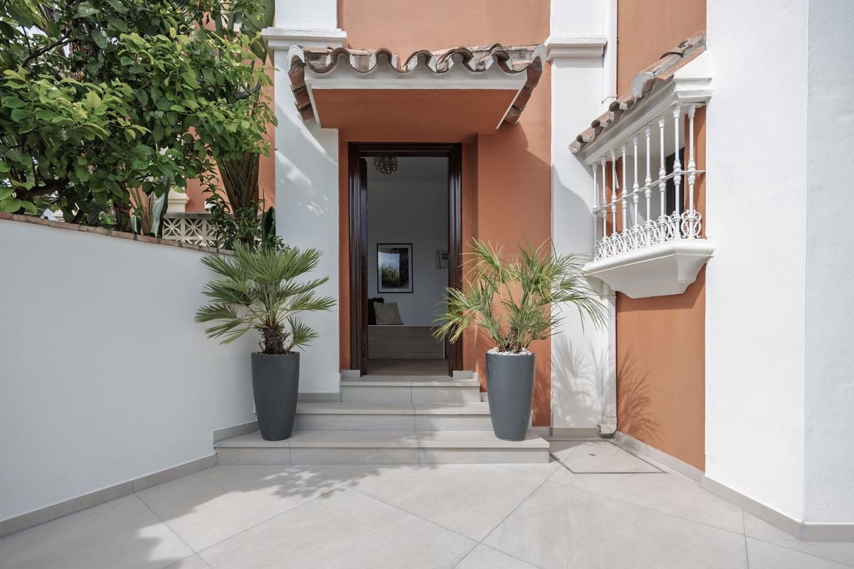 4 soveværelse Semi-Rækkehus til salg i San Pedro de Alcantara med swimmingpool - € 1.595.000 (Ref: 9705071)