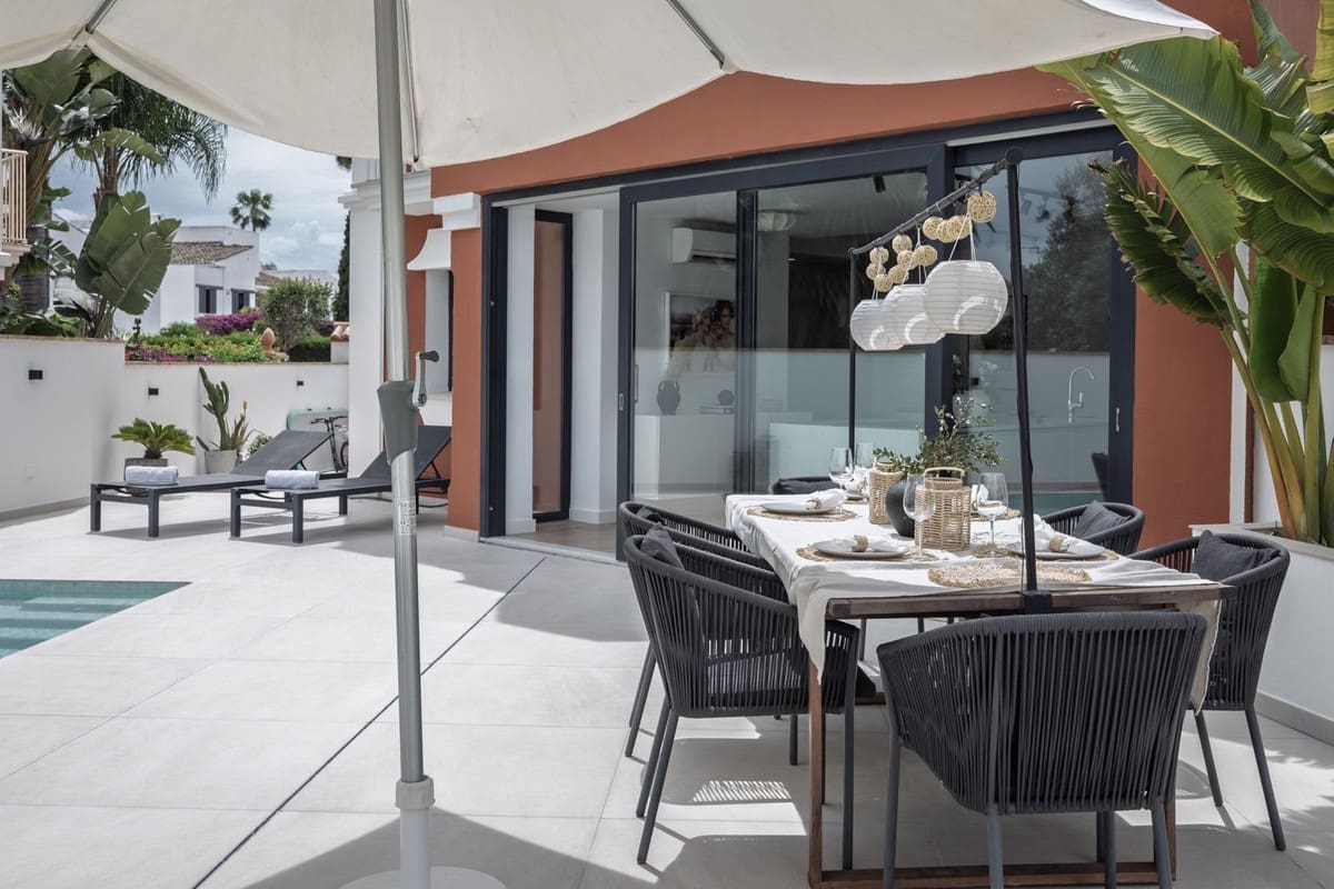 4 soveværelse Semi-Rækkehus til salg i San Pedro de Alcantara med swimmingpool - € 1.595.000 (Ref: 9705071)