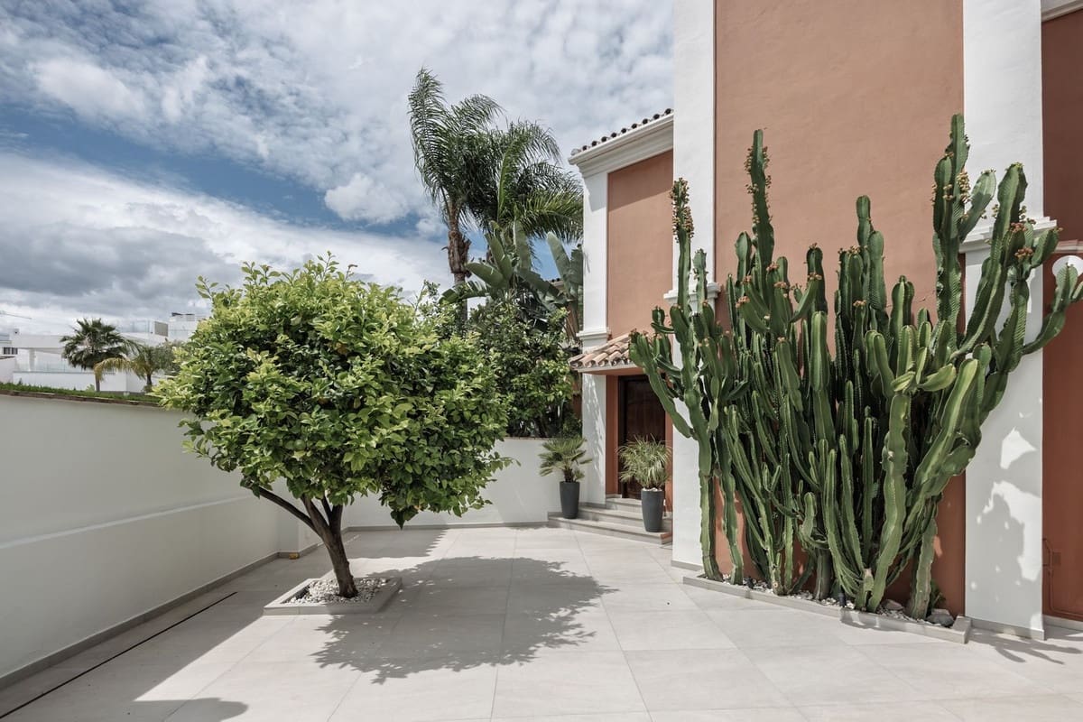 4 soveværelse Semi-Rækkehus til salg i San Pedro de Alcantara med swimmingpool - € 1.595.000 (Ref: 9705071)