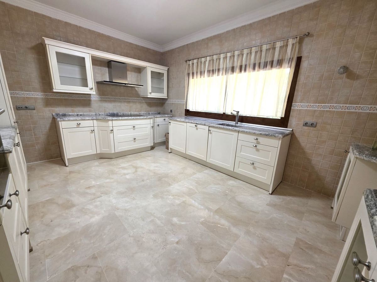 4 Zimmer Villa zu verkaufen in Marbella mit Pool Garage - 1.600.000 € (Ref: 9705072)