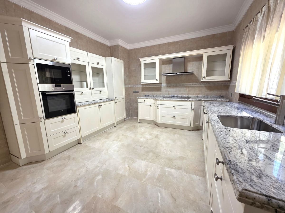 4 Zimmer Villa zu verkaufen in Marbella mit Pool Garage - 1.600.000 € (Ref: 9705072)